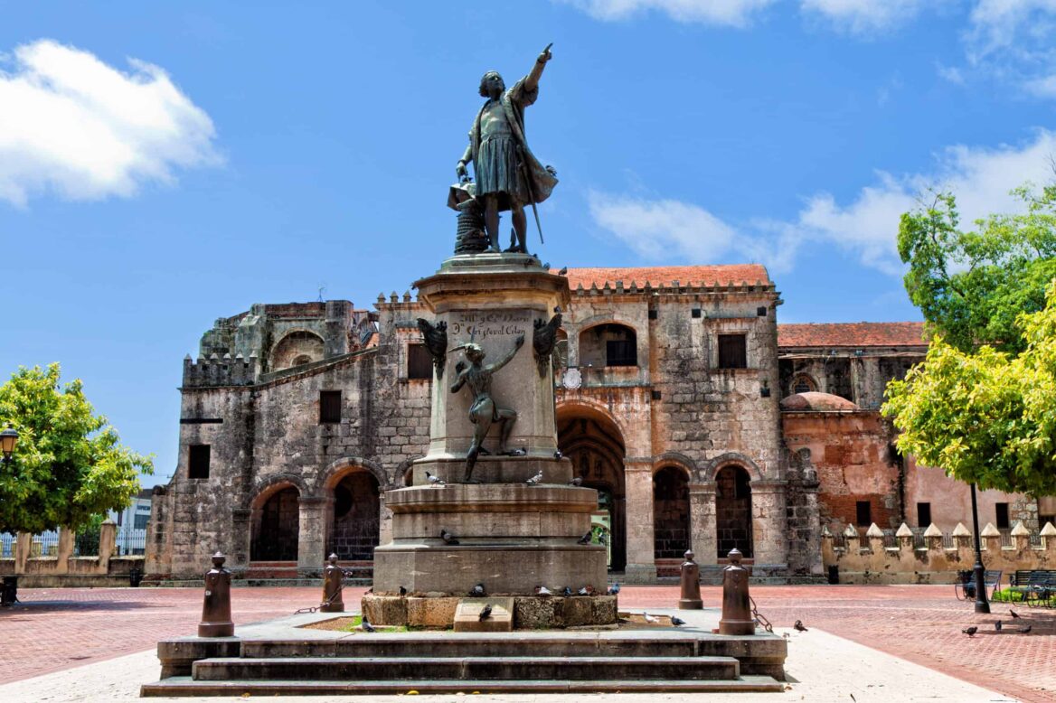 Columbus,Statue,And,Cathedral,,Parque,Colon,,Santo,Domingo,,Caribbean